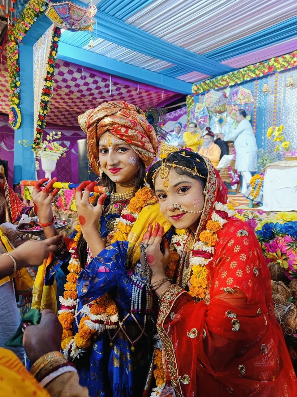 श्रीमद् भागवतकथा में चेयरपर्सन सुधा खटीक एवं कथावाचक रूपानंद महाराज आयोजकों के साथ स्रोत संवाद