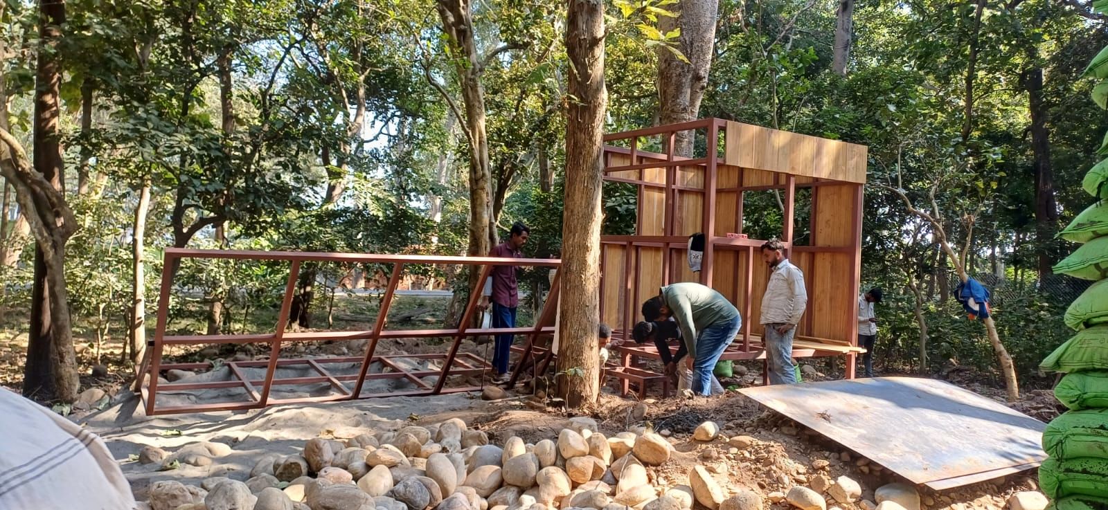 तैयार किया जा रहा ट्री हाउस का ढांचा। संवाद तैयार किया जा रहा ट्री हाउस का ढांचा। संवाद