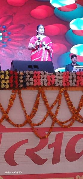 द्वाबा महोत्सव में लोक गायिका अंजली अपनी प्रस्तुति देते हुए-संवाद
