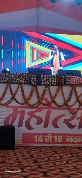 द्वाबा महोत्सव में लोक गायिका अंजली अपनी प्रस्तुति देते हुए-संवाद