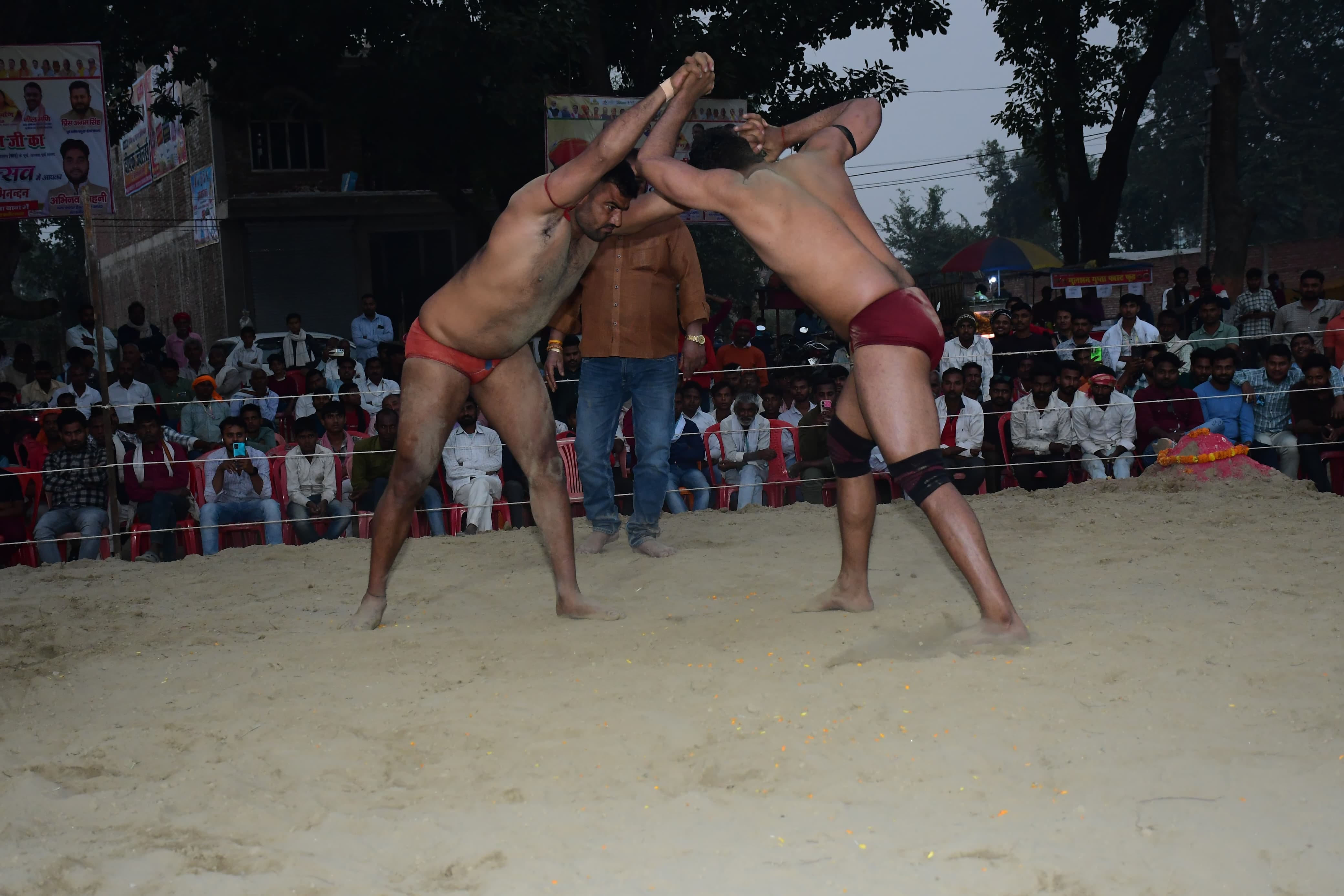 द्वाबा महोत्सव में पहलवानों का हाथ मिलवाते बृजभूषण शरण सिंह-संवाद द्वाबा महोत्सव में पहलवानों का हाथ मिलवाते बृजभूषण शरण सिंह-संवाद