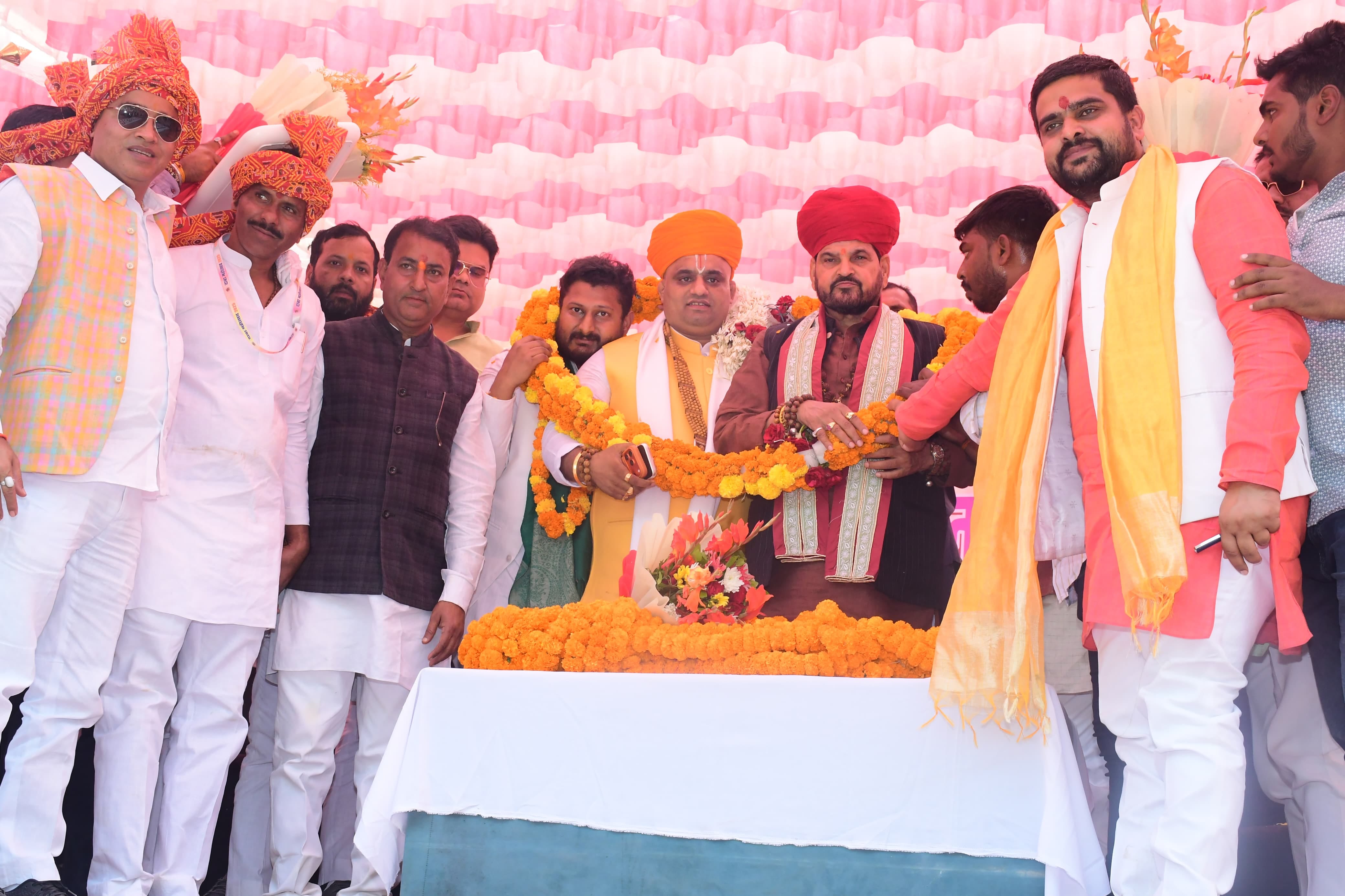 द्वाबा महोत्सव में पहलवानों का हाथ मिलवाते बृजभूषण शरण सिंह-संवाद द्वाबा महोत्सव में पहलवानों का हाथ मिलवाते बृजभूषण शरण सिंह-संवाद