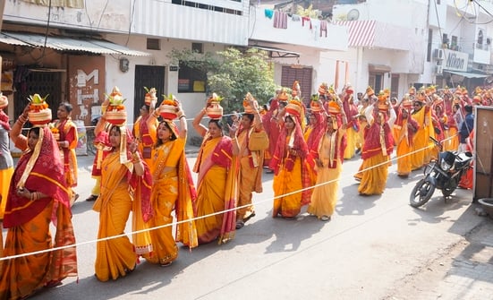 धूमधाम से निकाली कलश यात्रा
