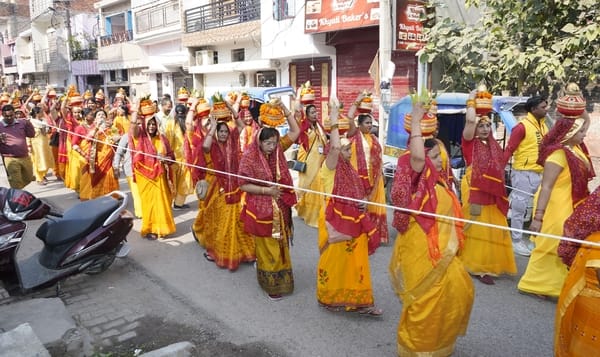 धूमधाम से निकाली कलश यात्रा