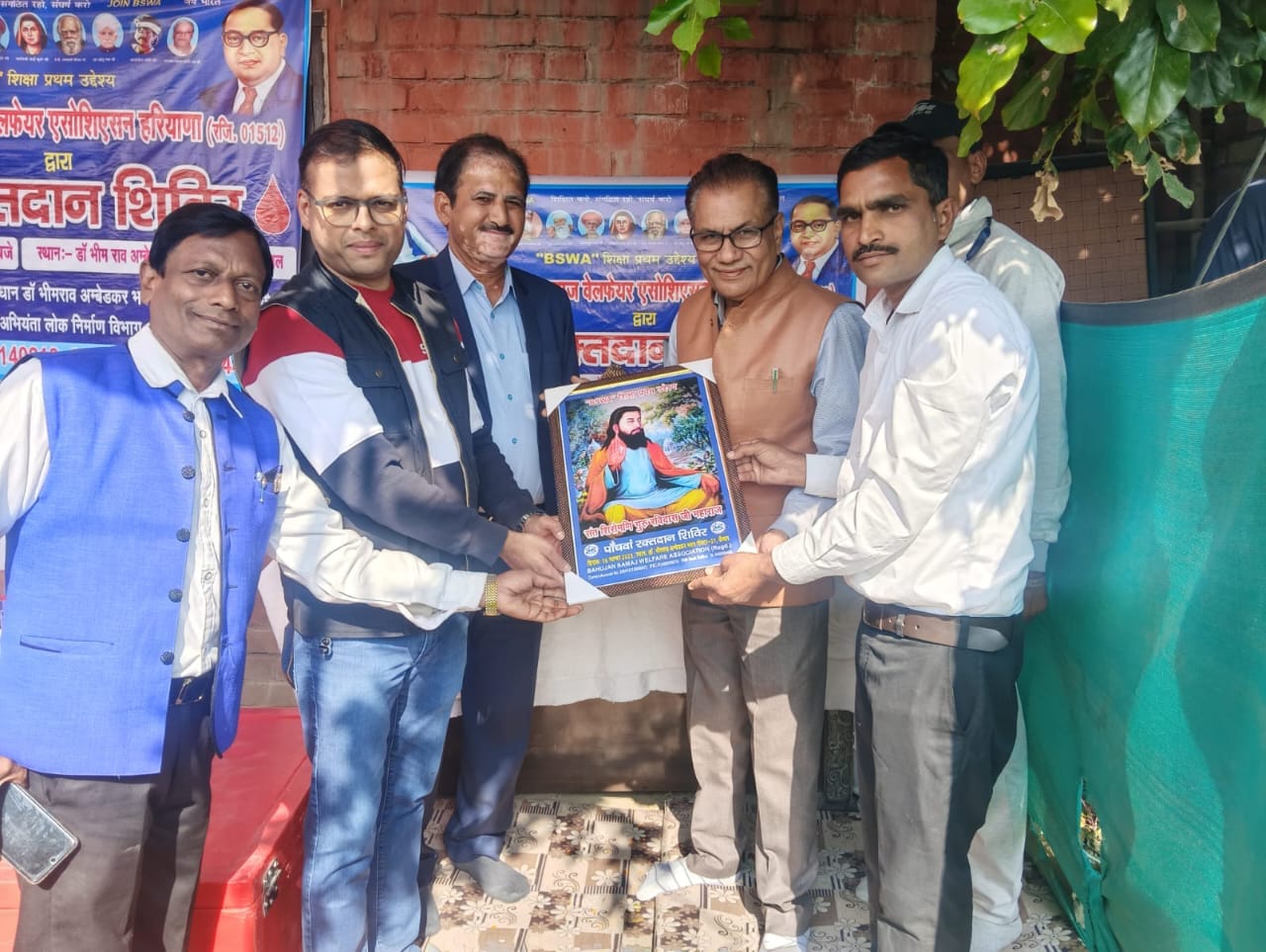 58रक्तदान शिविर में बैंच लगाते मुख्य अतिथि ।