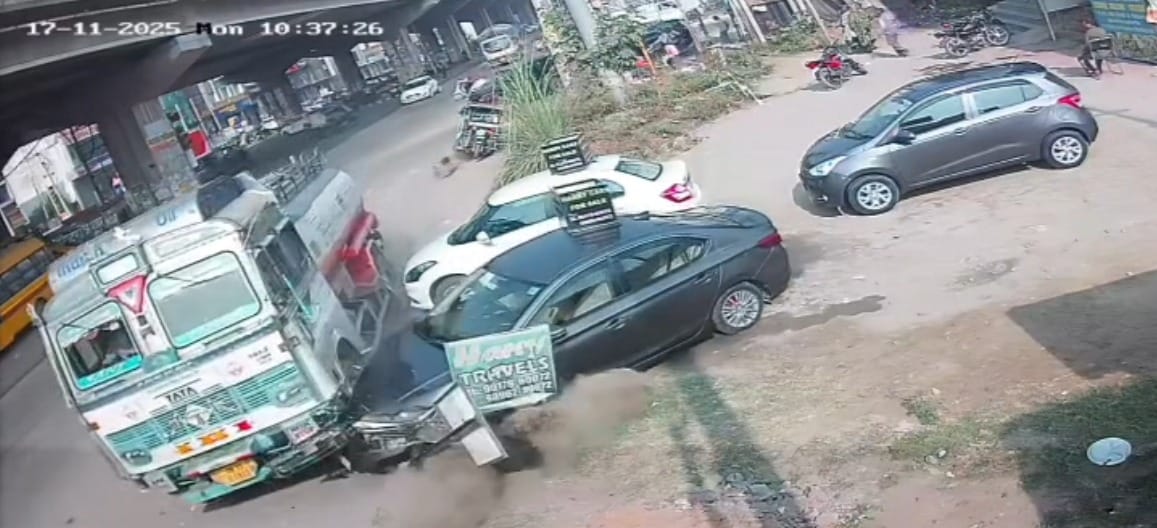 अंबाला-चंडीगढ़ रोड पर नारायणगढ़ मोड के पास ट्रक की टक्कर से क्षतिग्रस्त कार। सोशल मीडिया अंबाला-चंडीगढ़ रोड पर नारायणगढ़ मोड के पास ट्रक की टक्कर से क्षतिग्रस्त कार। सोशल मीडिया