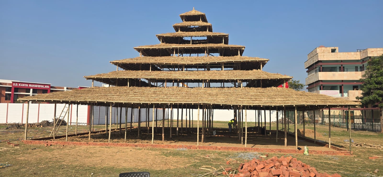 अंबाला छावनी के सनातन धर्म कन्या महाविद्यालय के प्रांगण में तैयार किया गया सात तल्ला का यज्ञ मं