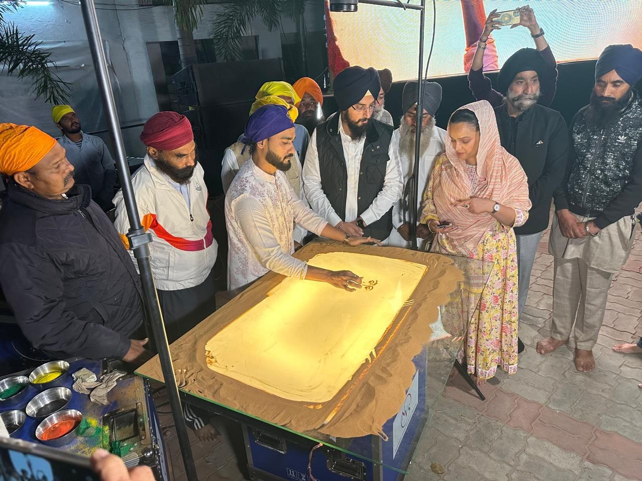 अंबाला के गुरुद्वारा श्री पंजोखरा साहिब में सैंड आर्ट के माध्यम से बनाई गई गुरु जी की आकृति। प्