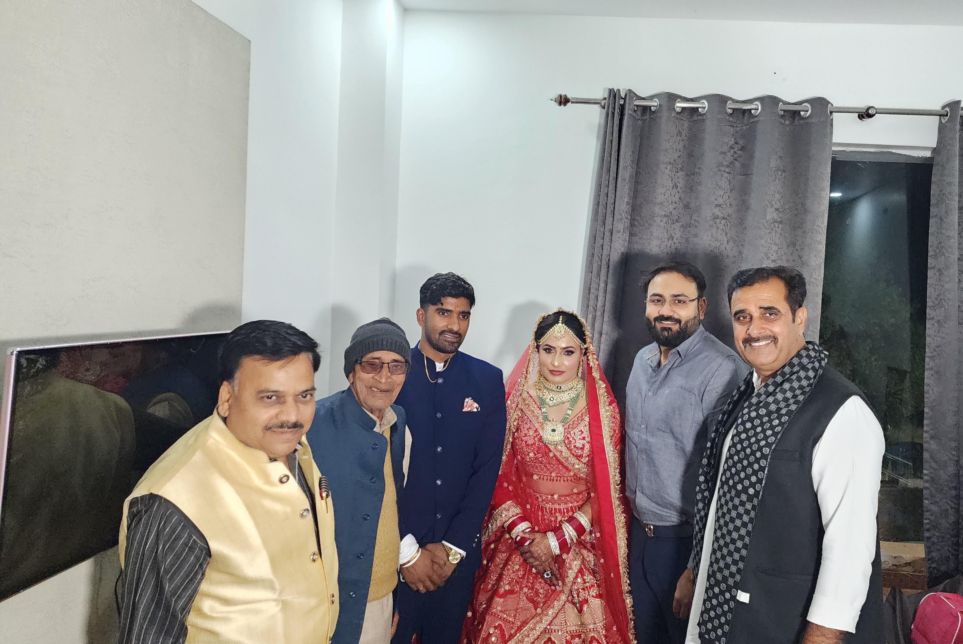 अन्नू रानी और साहिल को शादी पर आशीर्वाद देने पहुंचे जिला पंचायत अध्यक्ष गौरव चौधरी। स्वयं