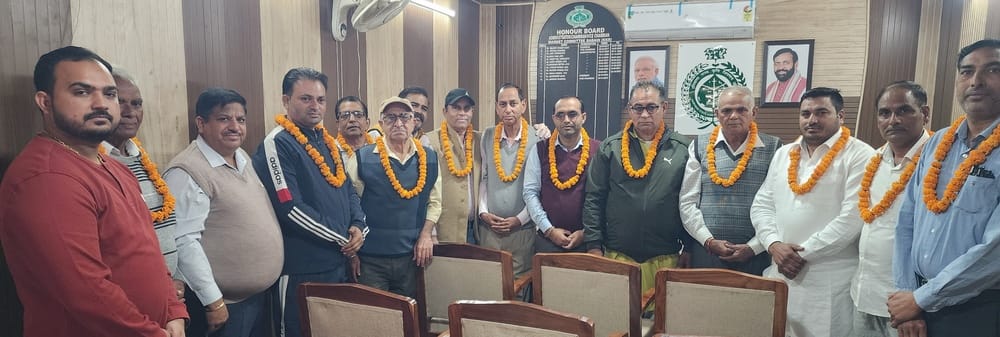 बाबैन। नवनियुक्त सदस्यों का स्वागत करते मार्किट कमेटी के सचिव गुरमीत सिंह सैनी व अन्य। विज्ञप्त