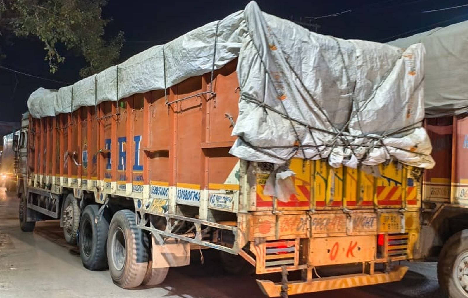 बिसौली में बिना रिफ्लेक्टर ट्रैक्टर-ट्र्राली। संवाद बिसौली में बिना रिफ्लेक्टर ट्रैक्टर-ट्र्राली। संवाद