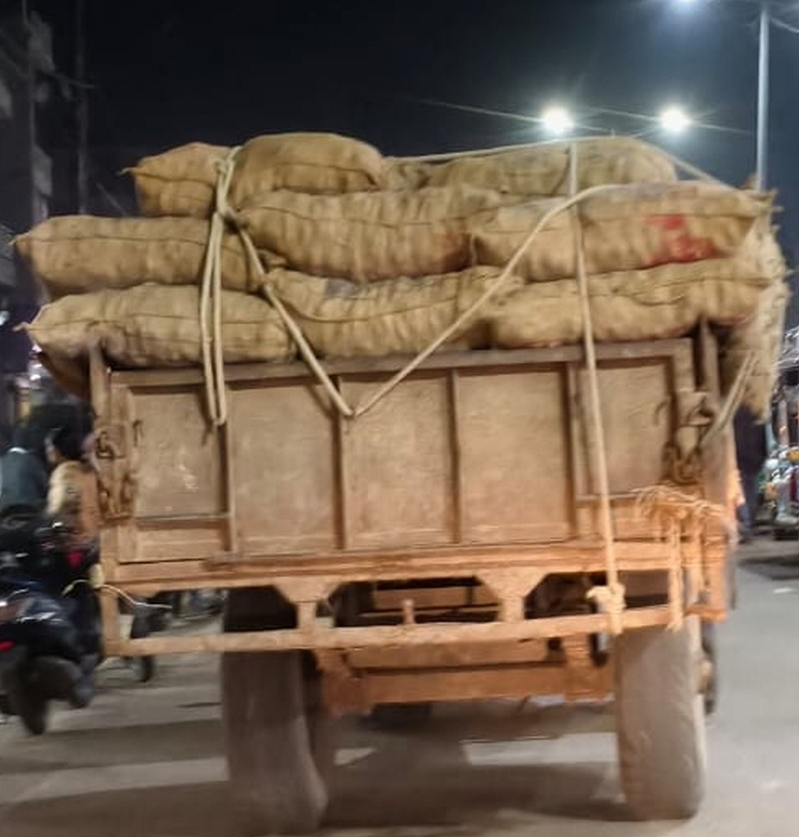 बिसौली में बिना रिफ्लेक्टर ट्रैक्टर-ट्र्राली। संवाद बिसौली में बिना रिफ्लेक्टर ट्रैक्टर-ट्र्राली। संवाद