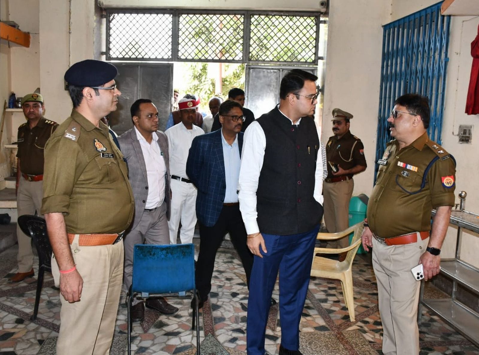 एडीजी रमित शर्मा, डीआईजी समेत पुलिस अधिकारी मामले की छानबीन करते हुए। स्रोत-पुलिस एडीजी रमित शर्मा, डीआईजी समेत पुलिस अधिकारी मामले की छानबीन करते हुए। स्रोत-पुलिस