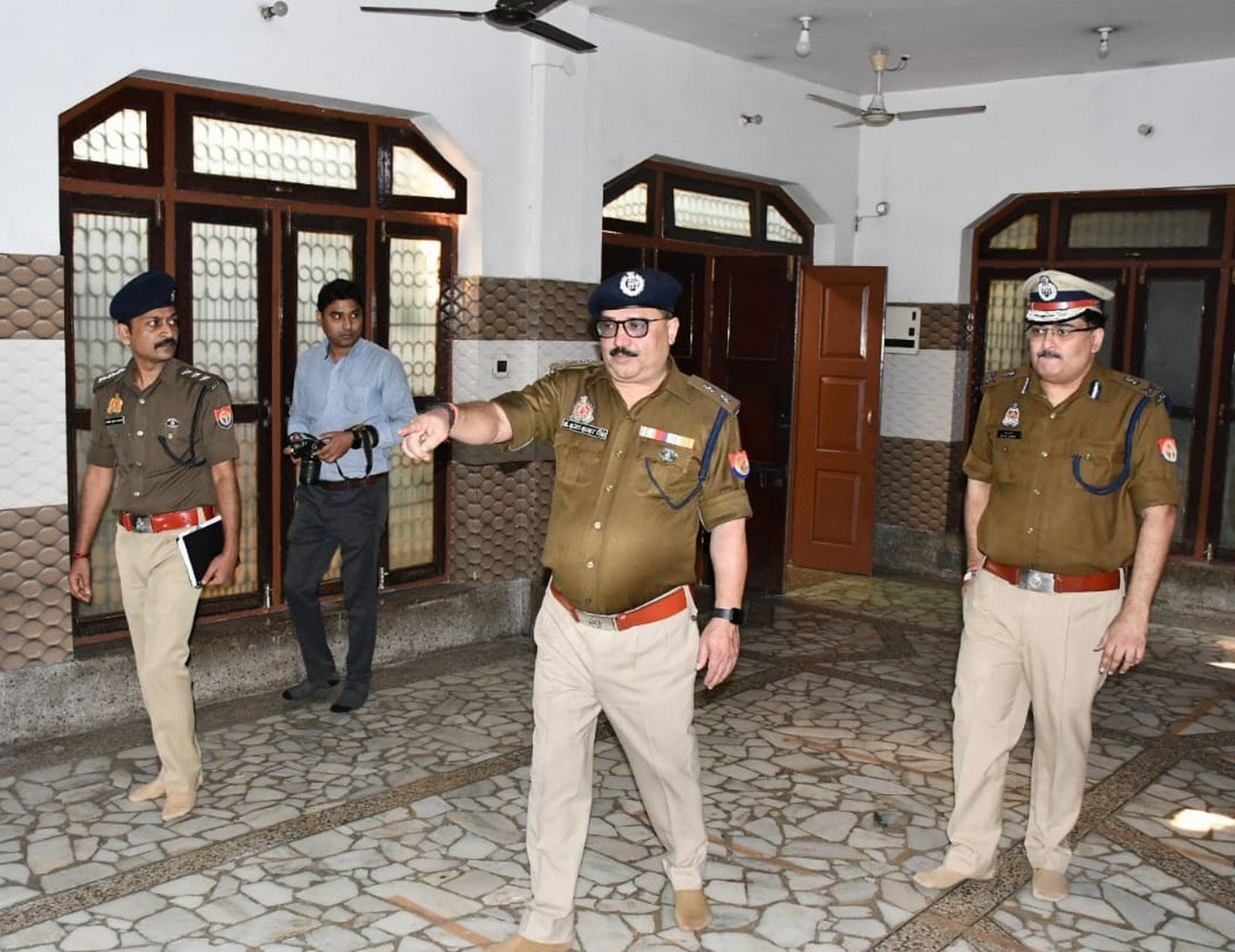 एडीजी रमित शर्मा, डीआईजी समेत पुलिस अधिकारी मामले की छानबीन करते हुए। स्रोत-पुलिस एडीजी रमित शर्मा, डीआईजी समेत पुलिस अधिकारी मामले की छानबीन करते हुए। स्रोत-पुलिस