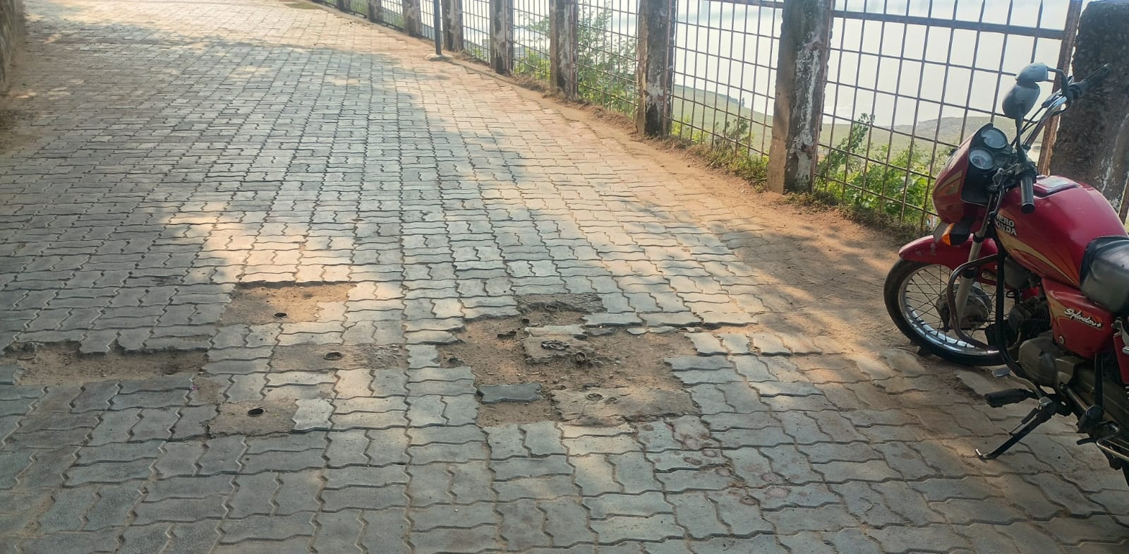 फोटो 17 एचएएमपी 10- झंडा स्थल पर मार्बल पत्थर टूटकर बिखरे पड़े। संवाद