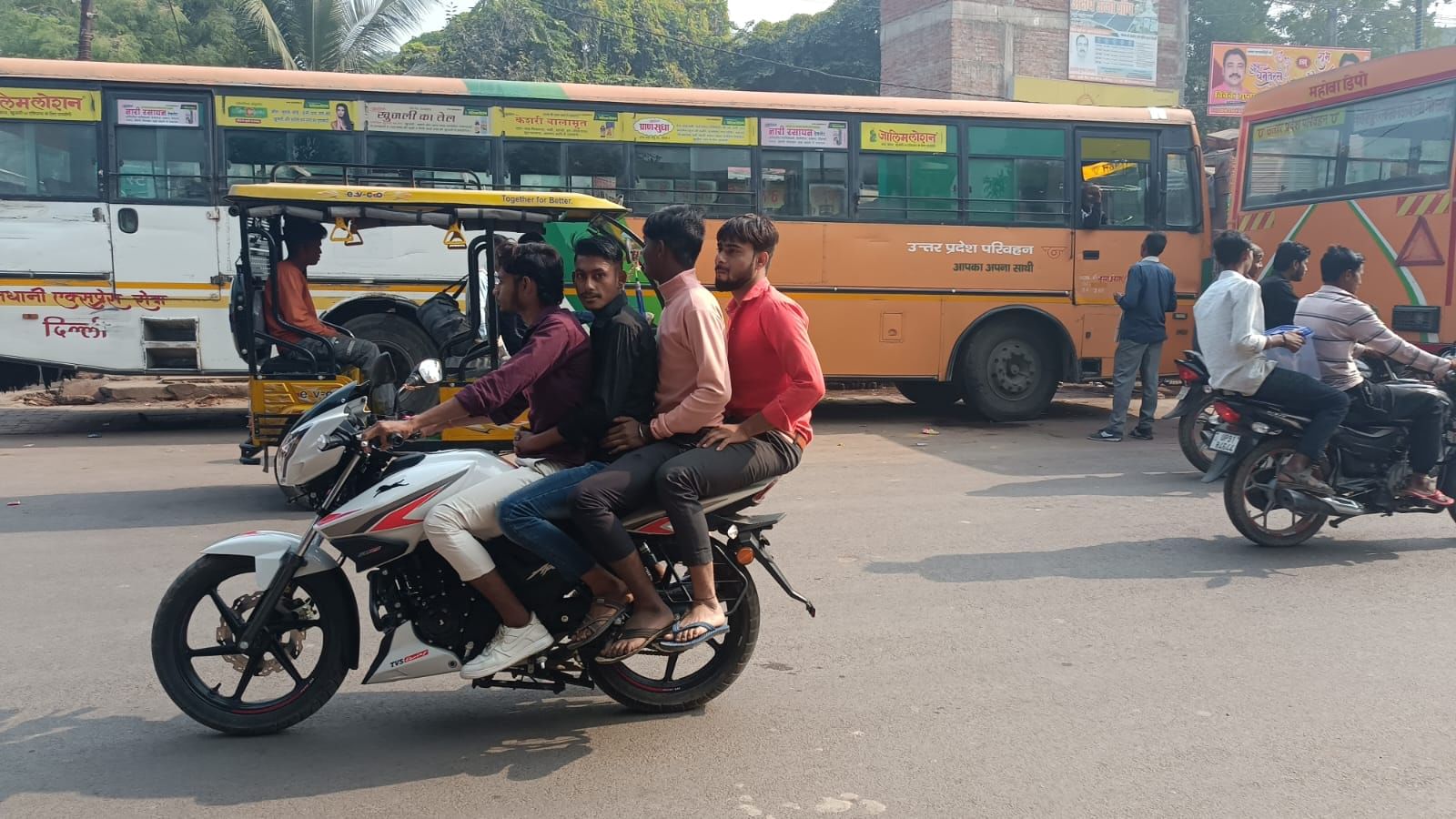 फोटो 17 एचएएमपी- 22 कानपुर सागर हाईवे पर बिना हेलमेट सवारी बैठाकर फर्राटा भरते बाइक सवार। संवाद