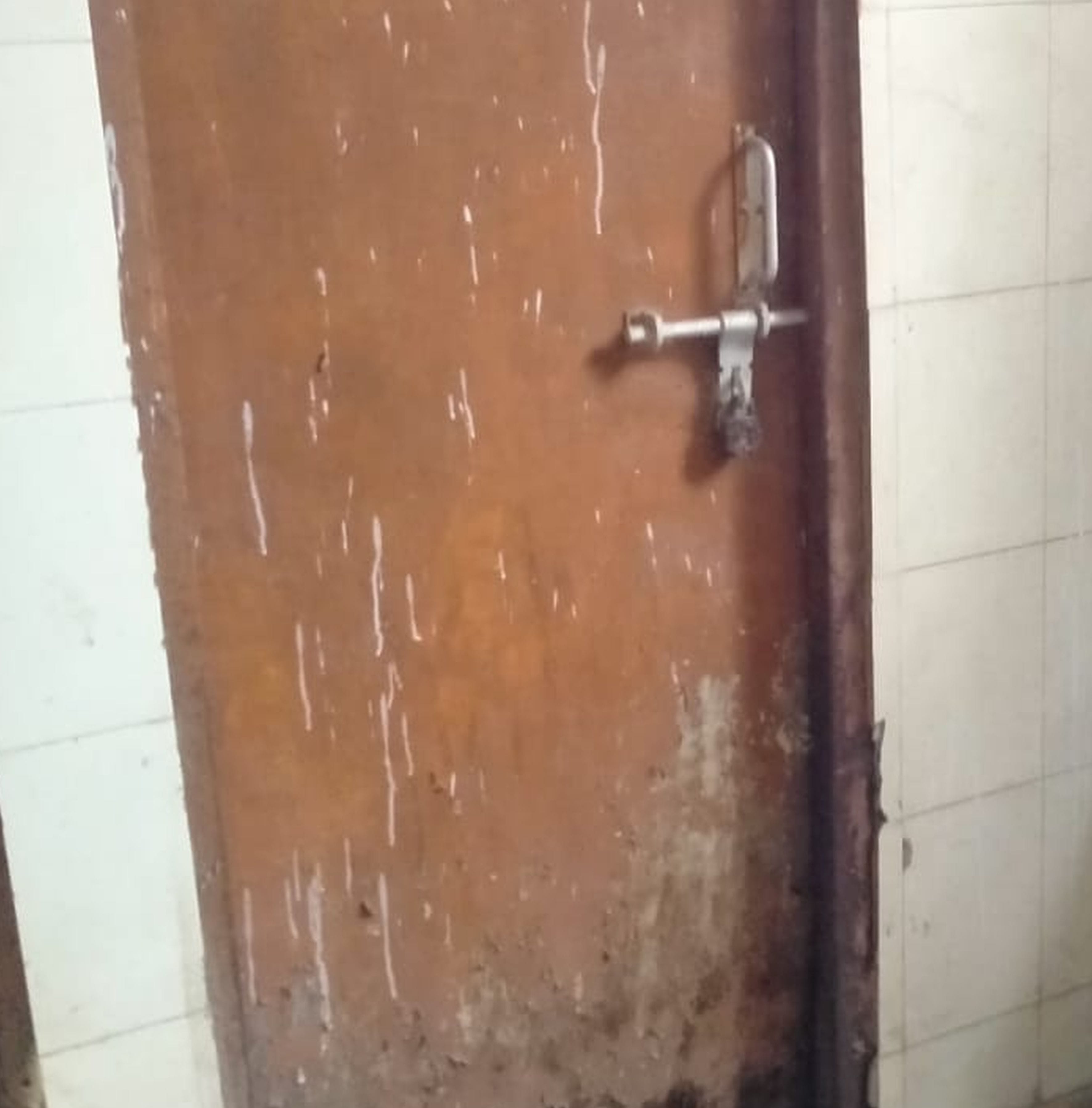 फोटो-61शहर स्थित लघु सचिवालय शौचालय में टूटा पड़ा बिजली बोर्ड। संवाद फोटो-61शहर स्थित लघु सचिवालय शौचालय में टूटा पड़ा बिजली बोर्ड। संवाद