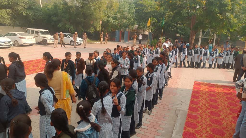फतेहाबाद के डीपीआरसी हॉल में आयोजित नशा मुक्त भारत के कार्यक्रम में शपथ दिलाते मुख्यअतिथि। सूच फतेहाबाद के डीपीआरसी हॉल में आयोजित नशा मुक्त भारत के कार्यक्रम में शपथ दिलाते मुख्यअतिथि। सूच