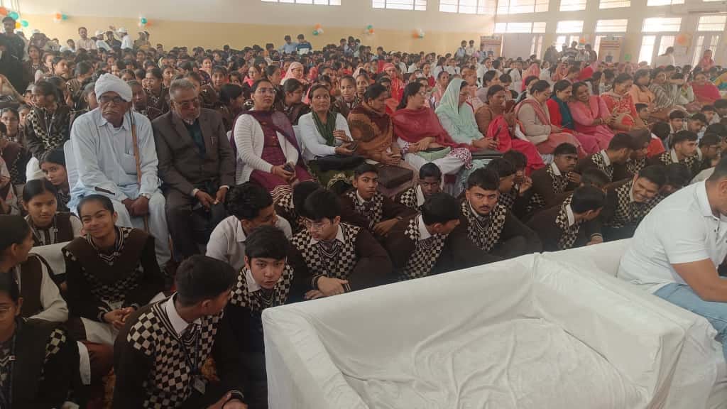 फतेहाबाद के डीपीआरसी हॉल में आयोजित नशा मुक्त भारत के कार्यक्रम में शपथ दिलाते मुख्यअतिथि। सूच फतेहाबाद के डीपीआरसी हॉल में आयोजित नशा मुक्त भारत के कार्यक्रम में शपथ दिलाते मुख्यअतिथि। सूच