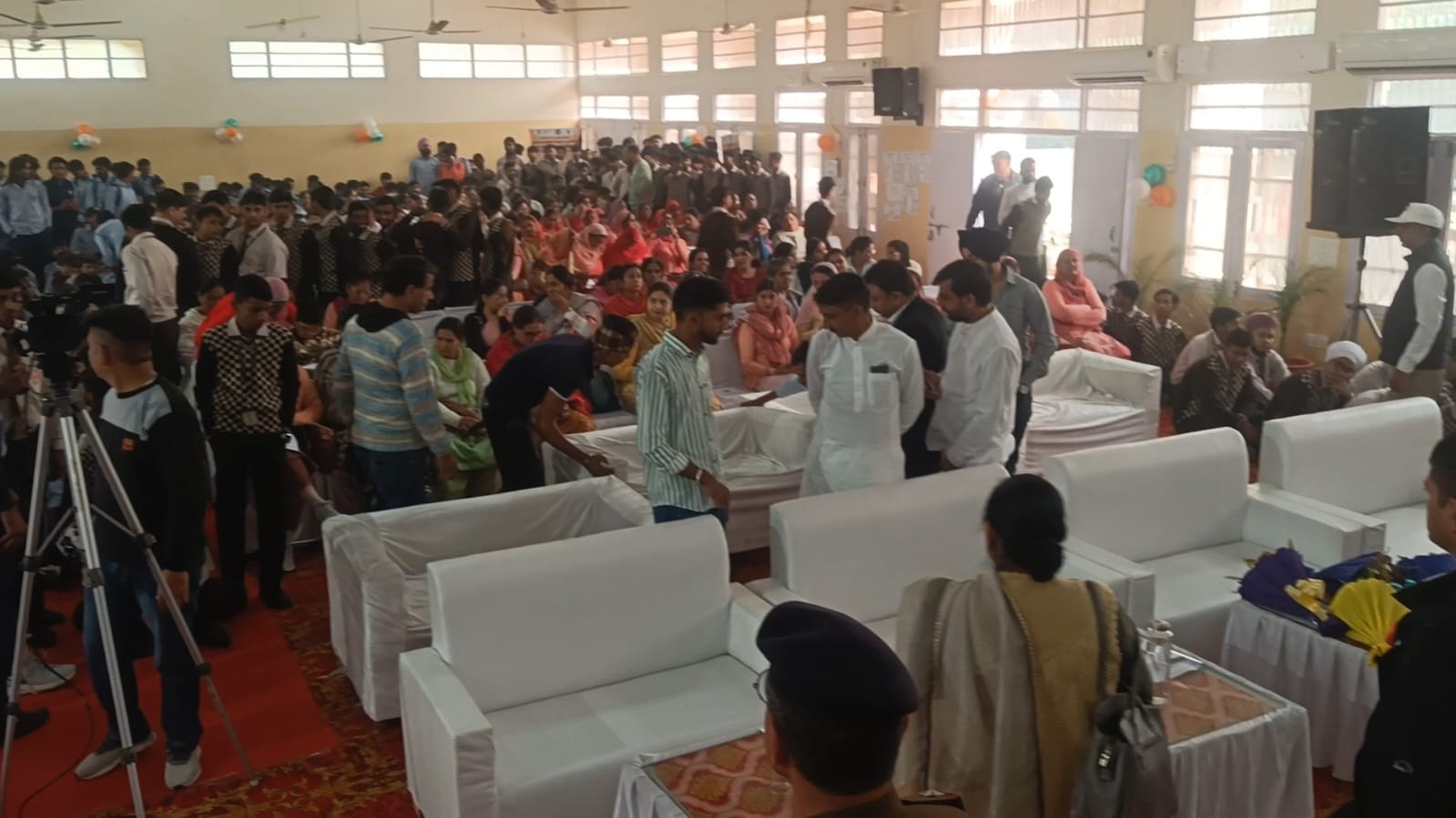 फतेहाबाद के डीपीआरसी हॉल में आयोजित नशा मुक्त भारत के कार्यक्रम में शपथ दिलाते मुख्यअतिथि। सूच फतेहाबाद के डीपीआरसी हॉल में आयोजित नशा मुक्त भारत के कार्यक्रम में शपथ दिलाते मुख्यअतिथि। सूच