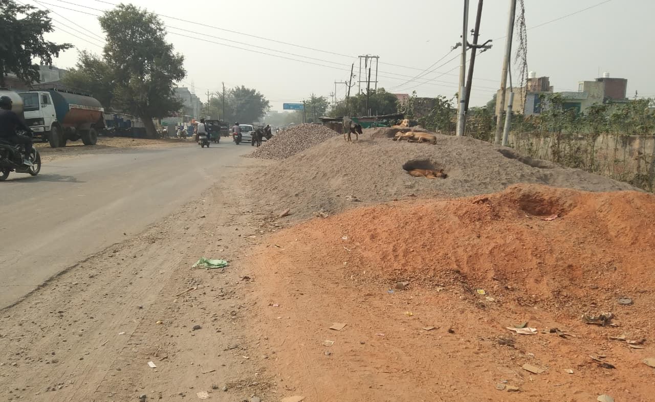 गांव चरौरा मुस्तफाबाद के बाहर सड़क किनारे खुले में रखी निर्माण सामग्री। संवाद गांव चरौरा मुस्तफाबाद के बाहर सड़क किनारे खुले में रखी निर्माण सामग्री। संवाद