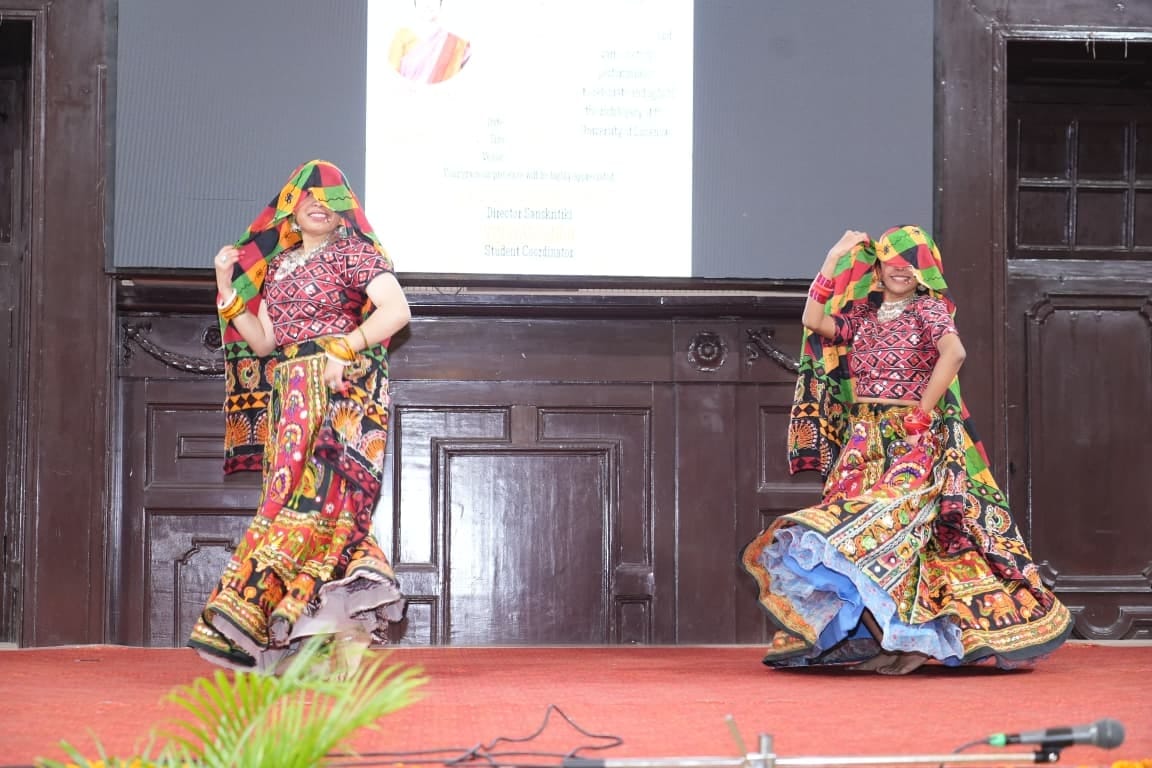 घूमर व राजस्थानी लोक गीतों की बिखरी छटा