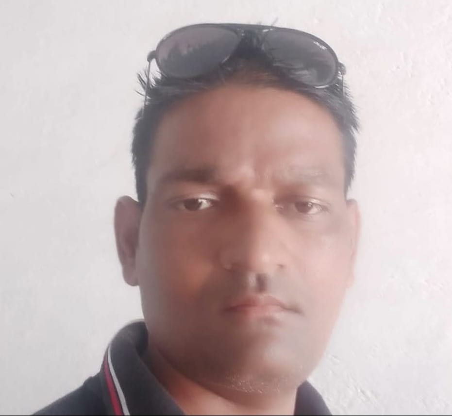 हादसे में जान गंवाने वाले जितेंद्र यादव, अश्वनी और क्षतिग्रस्त बाइक। 