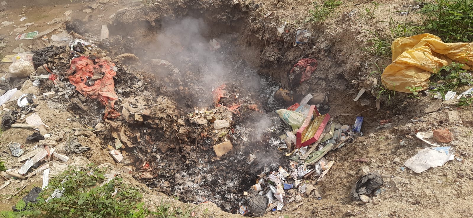 जिला महिला अस्पताल परिसर में नगर पालिका मऊ के डस्टबिन से निकला बायो मेडिकल वेस्ट: सोर्स संवाद