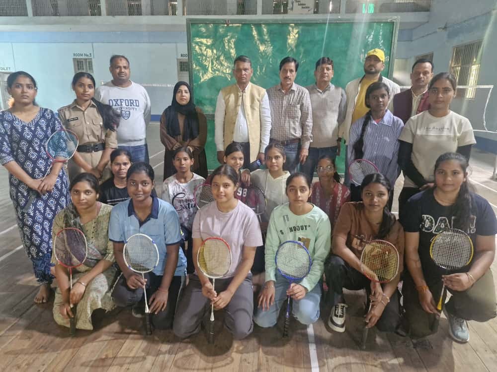 जलालाबाद में अंश तिवारी को मैन आफ दा मैच का पुरस्कार देते आयोजक। स्रोत: स्वयं जलालाबाद में अंश तिवारी को मैन आफ दा मैच का पुरस्कार देते आयोजक। स्रोत: स्वयं