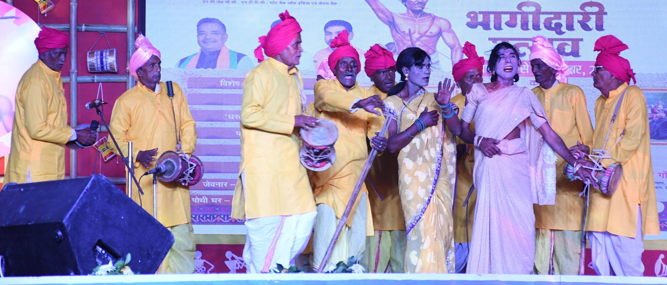 जनजाति कलाकारों ने परंपरागत और विविध जनजातीय नृत्य का प्रदर्शन कर दर्शकों को भी थिरकने पर मजबूर जनजाति कलाकारों ने परंपरागत और विविध जनजातीय नृत्य का प्रदर्शन कर दर्शकों को भी थिरकने पर मजबूर