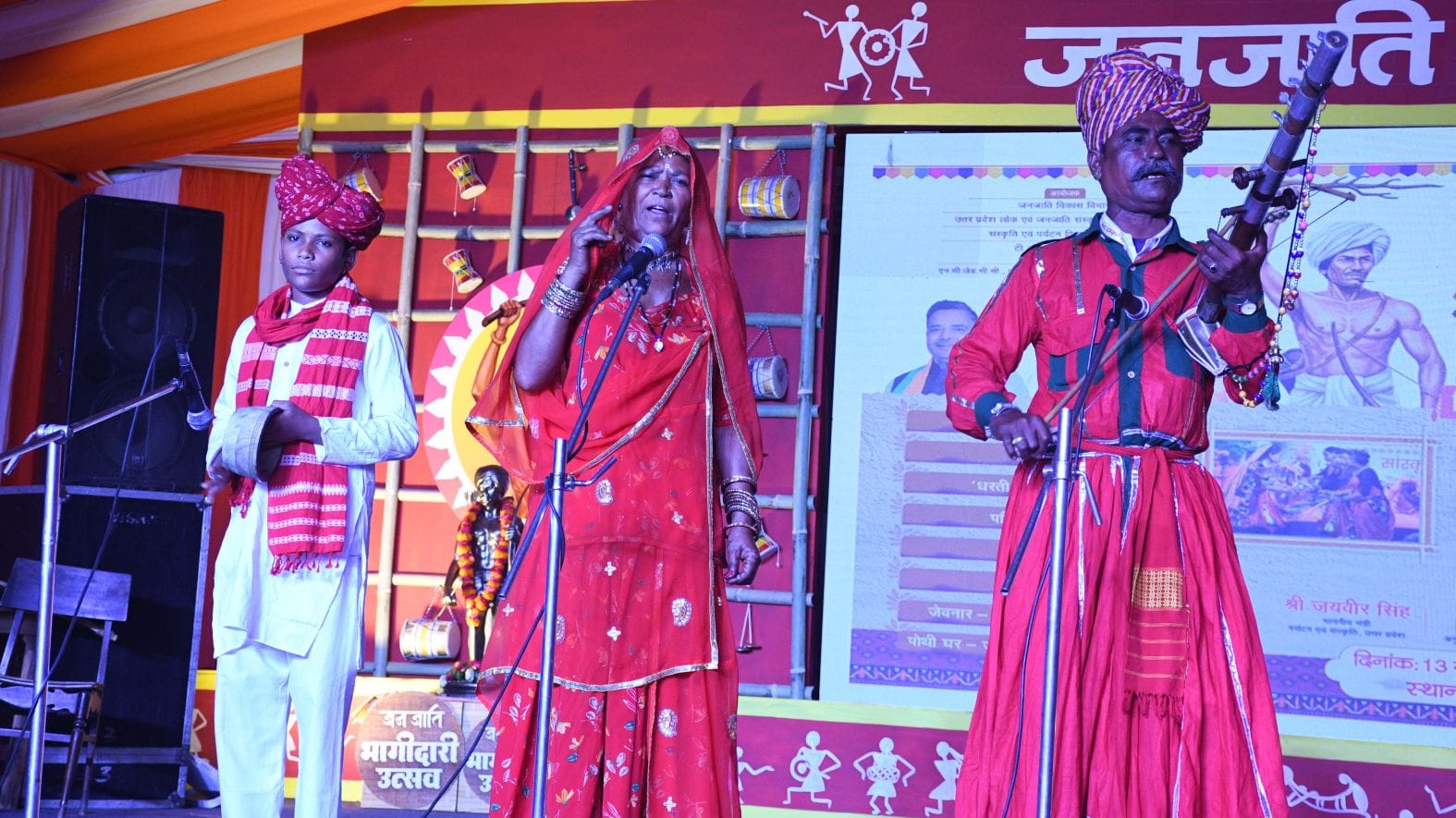 जनजाति कलाकारों ने परंपरागत और विविध जनजातीय नृत्य का प्रदर्शन कर दर्शकों को भी थिरकने पर मजबूर जनजाति कलाकारों ने परंपरागत और विविध जनजातीय नृत्य का प्रदर्शन कर दर्शकों को भी थिरकने पर मजबूर