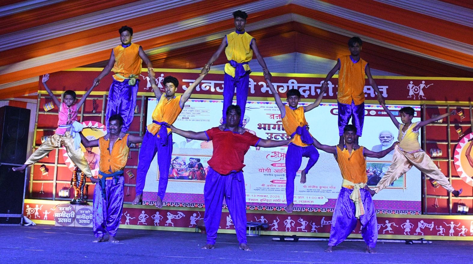 जनजाति कलाकारों ने परंपरागत और विविध जनजातीय नृत्य का प्रदर्शन कर दर्शकों को भी थिरकने पर मजबूर जनजाति कलाकारों ने परंपरागत और विविध जनजातीय नृत्य का प्रदर्शन कर दर्शकों को भी थिरकने पर मजबूर