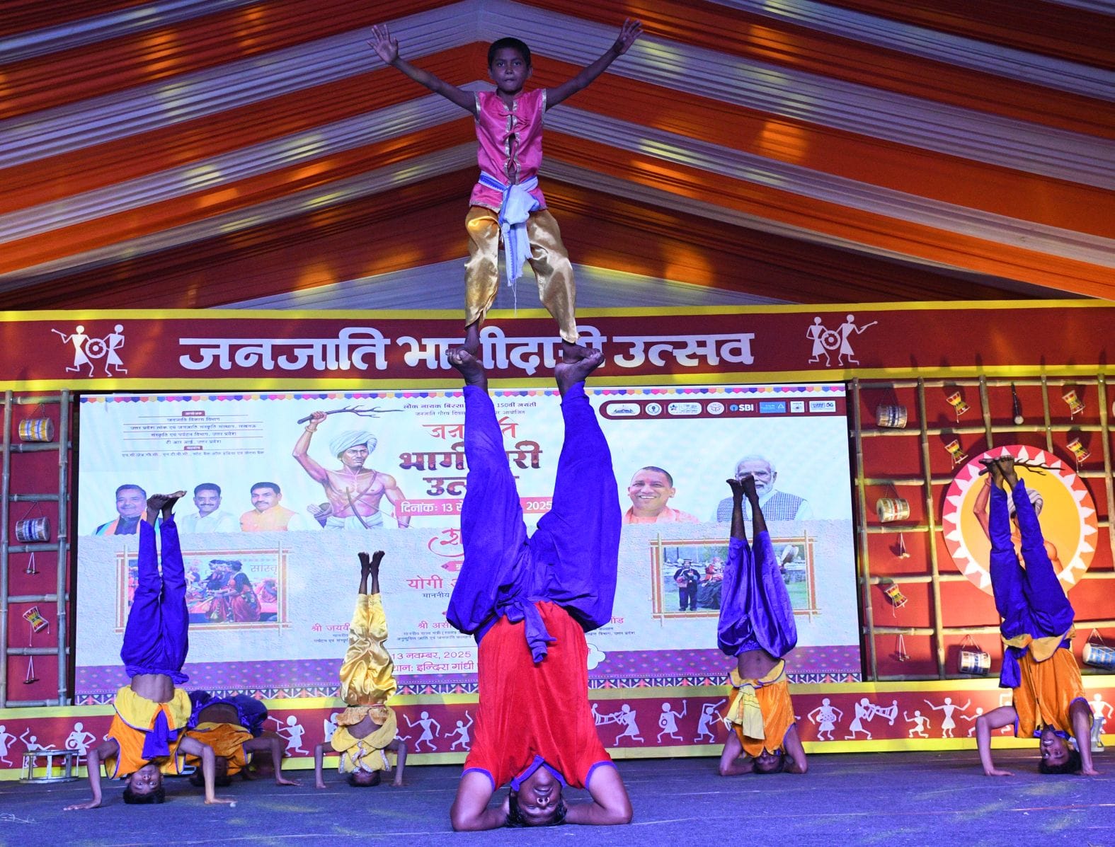 जनजाति कलाकारों ने परंपरागत और विविध जनजातीय नृत्य का प्रदर्शन कर दर्शकों को भी थिरकने पर मजबूर जनजाति कलाकारों ने परंपरागत और विविध जनजातीय नृत्य का प्रदर्शन कर दर्शकों को भी थिरकने पर मजबूर