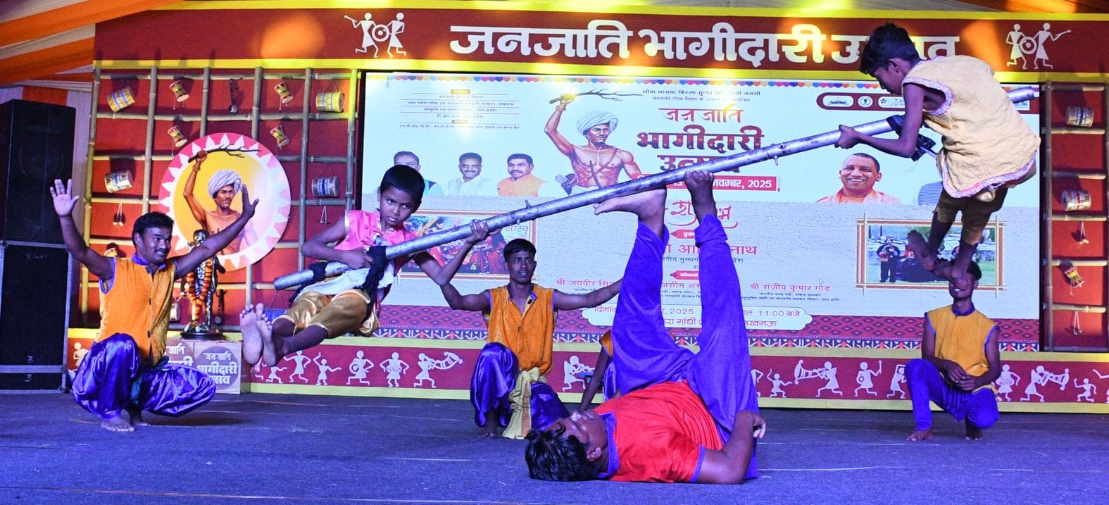 जनजाति कलाकारों ने परंपरागत और विविध जनजातीय नृत्य का प्रदर्शन कर दर्शकों को भी थिरकने पर मजबूर जनजाति कलाकारों ने परंपरागत और विविध जनजातीय नृत्य का प्रदर्शन कर दर्शकों को भी थिरकने पर मजबूर