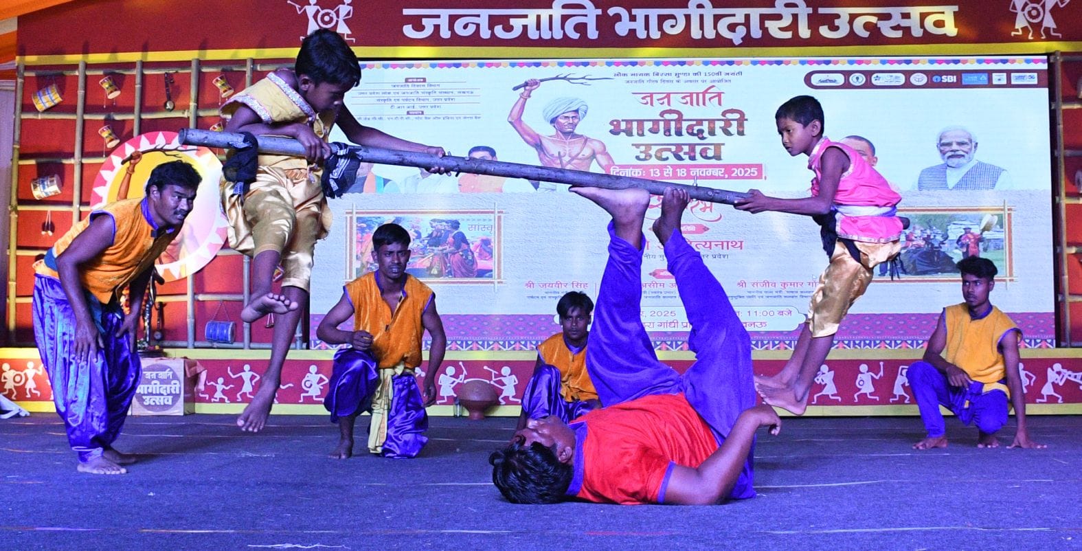 जनजाति कलाकारों ने परंपरागत और विविध जनजातीय नृत्य का प्रदर्शन कर दर्शकों को भी थिरकने पर मजबूर जनजाति कलाकारों ने परंपरागत और विविध जनजातीय नृत्य का प्रदर्शन कर दर्शकों को भी थिरकने पर मजबूर