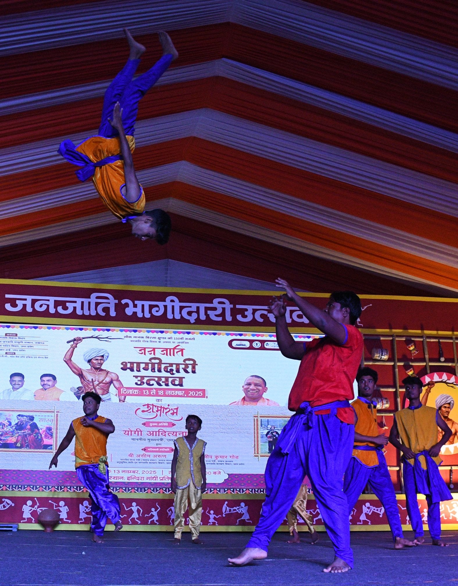 जनजाति कलाकारों ने परंपरागत और विविध जनजातीय नृत्य का प्रदर्शन कर दर्शकों को भी थिरकने पर मजबूर जनजाति कलाकारों ने परंपरागत और विविध जनजातीय नृत्य का प्रदर्शन कर दर्शकों को भी थिरकने पर मजबूर