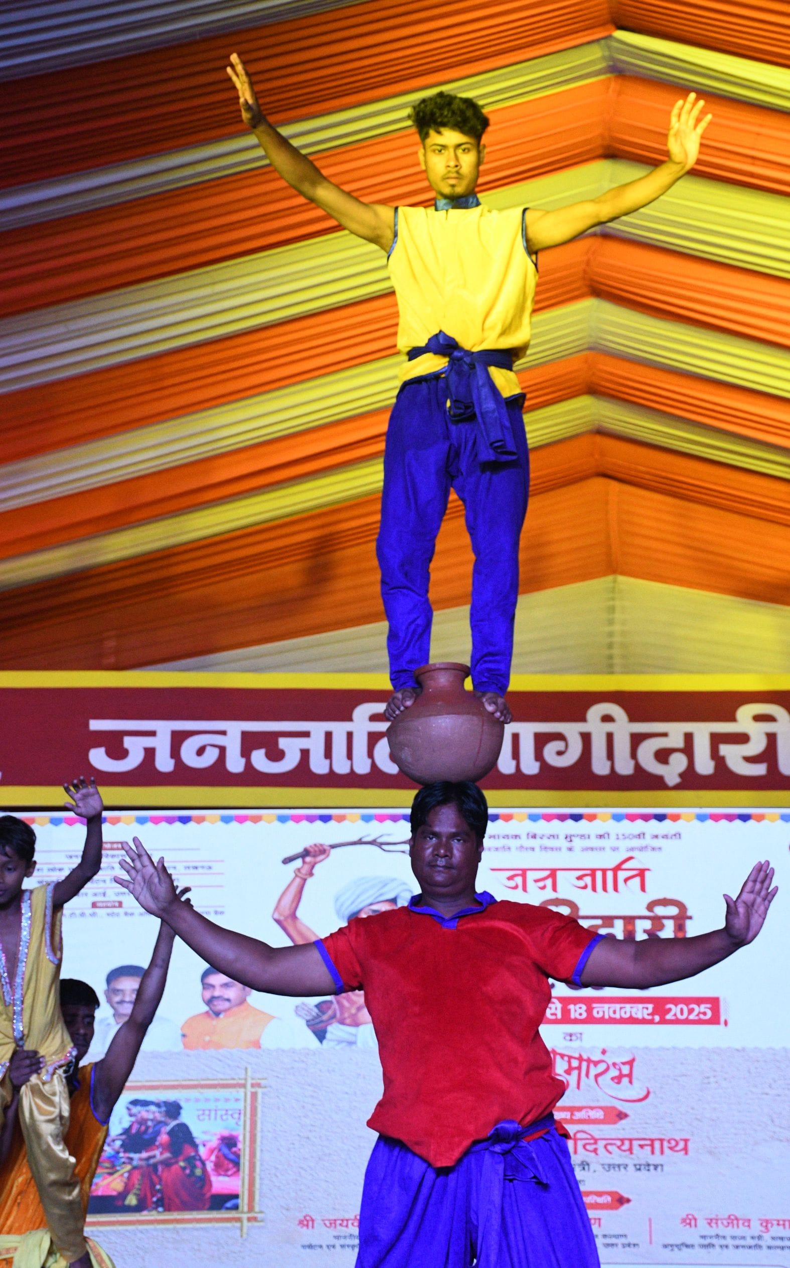 जनजाति कलाकारों ने परंपरागत और विविध जनजातीय नृत्य का प्रदर्शन कर दर्शकों को भी थिरकने पर मजबूर जनजाति कलाकारों ने परंपरागत और विविध जनजातीय नृत्य का प्रदर्शन कर दर्शकों को भी थिरकने पर मजबूर