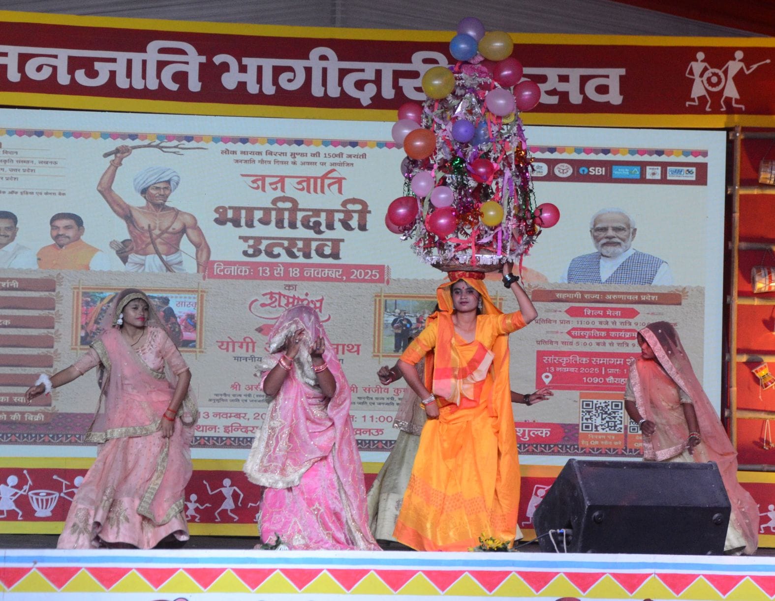 जनजाति कलाकारों ने परंपरागत और विविध जनजातीय नृत्य का प्रदर्शन कर दर्शकों को भी थिरकने पर मजबूर जनजाति कलाकारों ने परंपरागत और विविध जनजातीय नृत्य का प्रदर्शन कर दर्शकों को भी थिरकने पर मजबूर