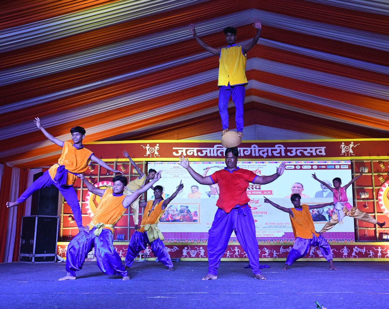 जनजाति कलाकारों ने परंपरागत और विविध जनजातीय नृत्य का प्रदर्शन कर दर्शकों को भी थिरकने पर मजबूर जनजाति कलाकारों ने परंपरागत और विविध जनजातीय नृत्य का प्रदर्शन कर दर्शकों को भी थिरकने पर मजबूर