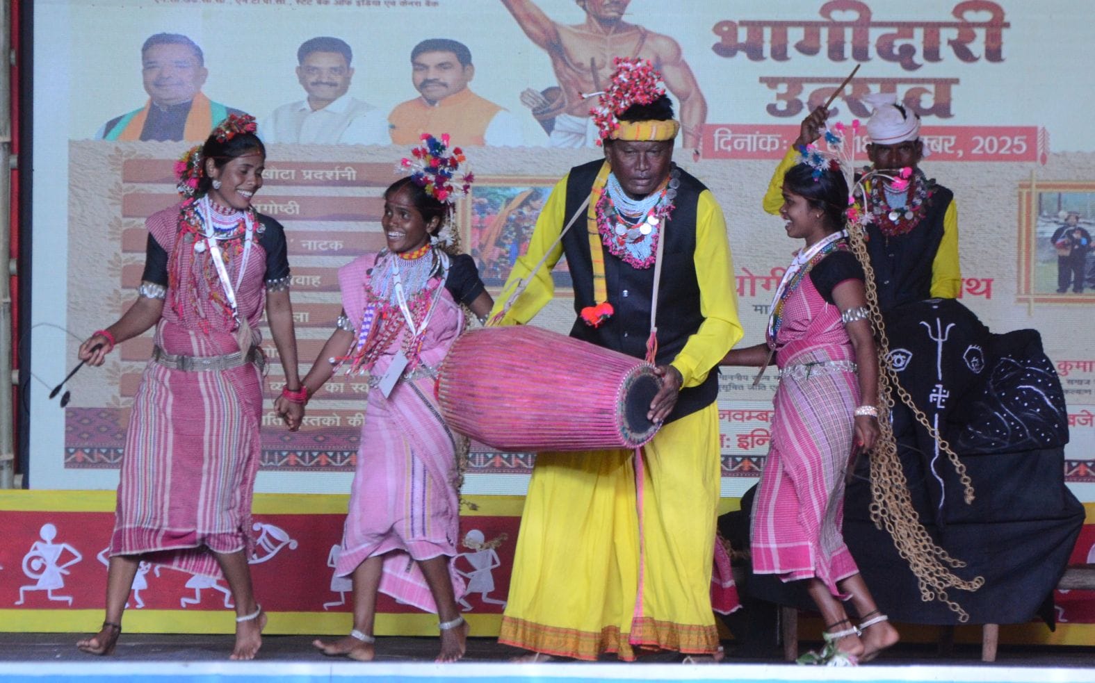 जनजाति कलाकारों ने परंपरागत और विविध जनजातीय नृत्य का प्रदर्शन कर दर्शकों को भी थिरकने पर मजबूर जनजाति कलाकारों ने परंपरागत और विविध जनजातीय नृत्य का प्रदर्शन कर दर्शकों को भी थिरकने पर मजबूर