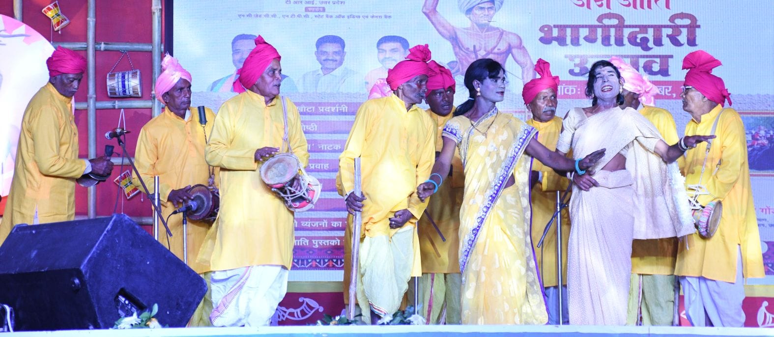जनजाति कलाकारों ने परंपरागत और विविध जनजातीय नृत्य का प्रदर्शन कर दर्शकों को भी थिरकने पर मजबूर जनजाति कलाकारों ने परंपरागत और विविध जनजातीय नृत्य का प्रदर्शन कर दर्शकों को भी थिरकने पर मजबूर