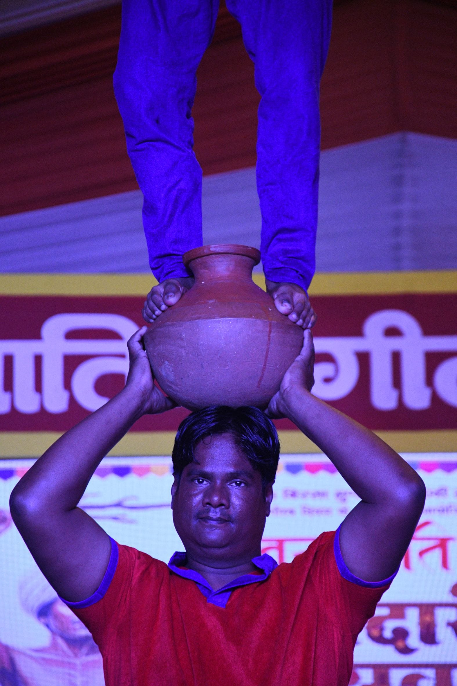 जनजाति कलाकारों ने परंपरागत और विविध जनजातीय नृत्य का प्रदर्शन कर दर्शकों को भी थिरकने पर मजबूर जनजाति कलाकारों ने परंपरागत और विविध जनजातीय नृत्य का प्रदर्शन कर दर्शकों को भी थिरकने पर मजबूर