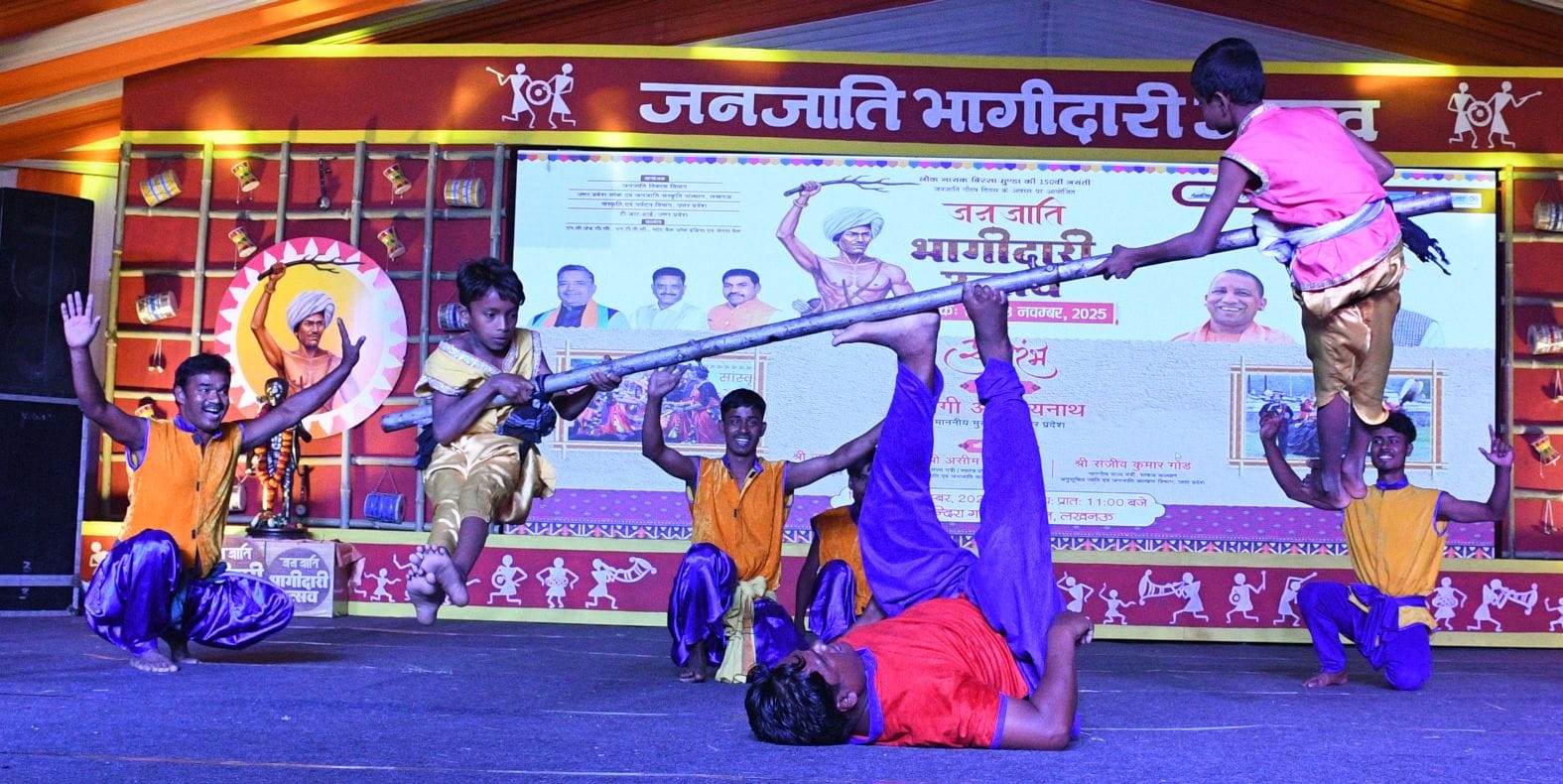 जनजाति कलाकारों ने परंपरागत और विविध जनजातीय नृत्य का प्रदर्शन कर दर्शकों को भी थिरकने पर मजबूर जनजाति कलाकारों ने परंपरागत और विविध जनजातीय नृत्य का प्रदर्शन कर दर्शकों को भी थिरकने पर मजबूर