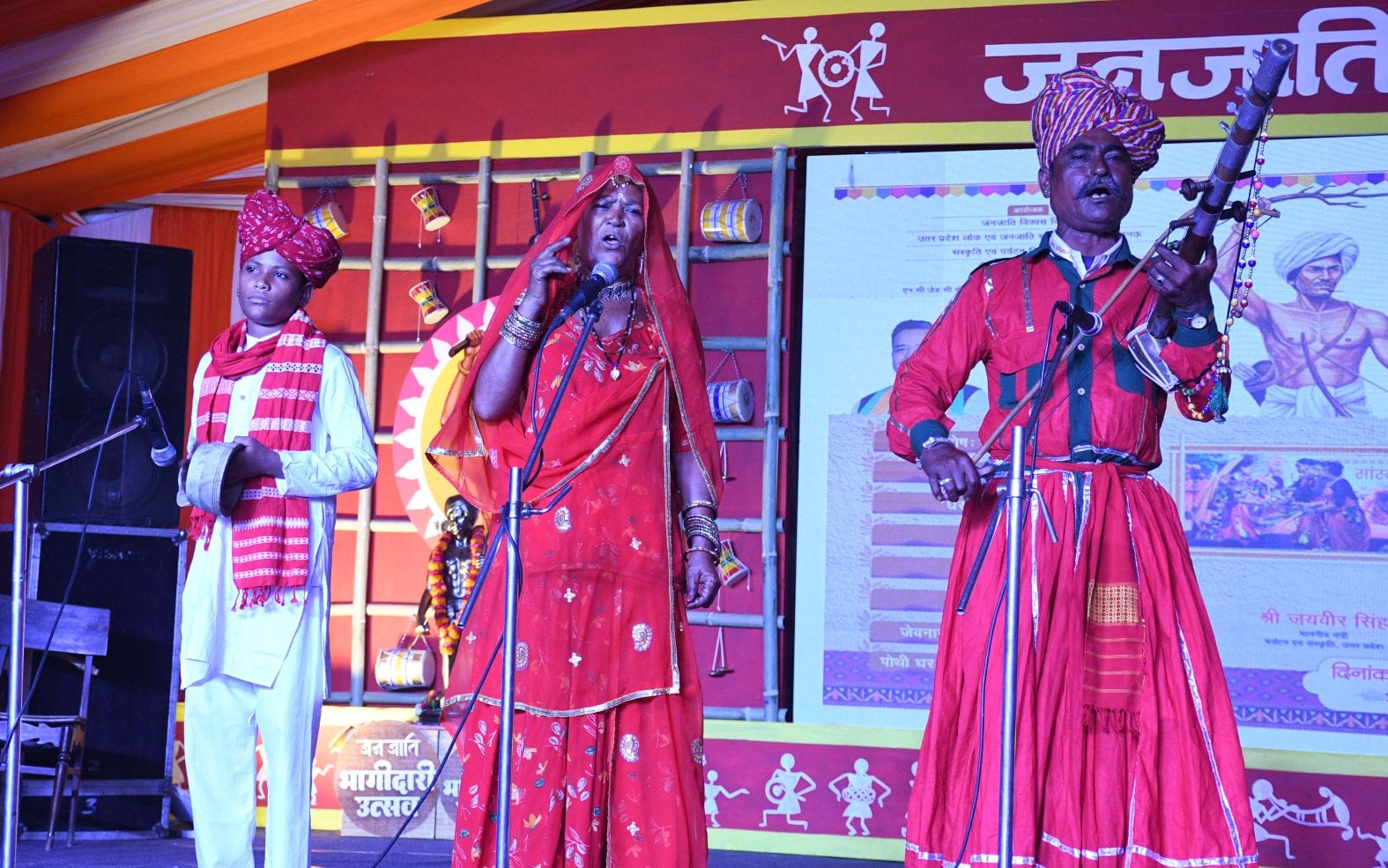 जनजाति कलाकारों ने परंपरागत और विविध जनजातीय नृत्य का प्रदर्शन कर दर्शकों को भी थिरकने पर मजबूर जनजाति कलाकारों ने परंपरागत और विविध जनजातीय नृत्य का प्रदर्शन कर दर्शकों को भी थिरकने पर मजबूर