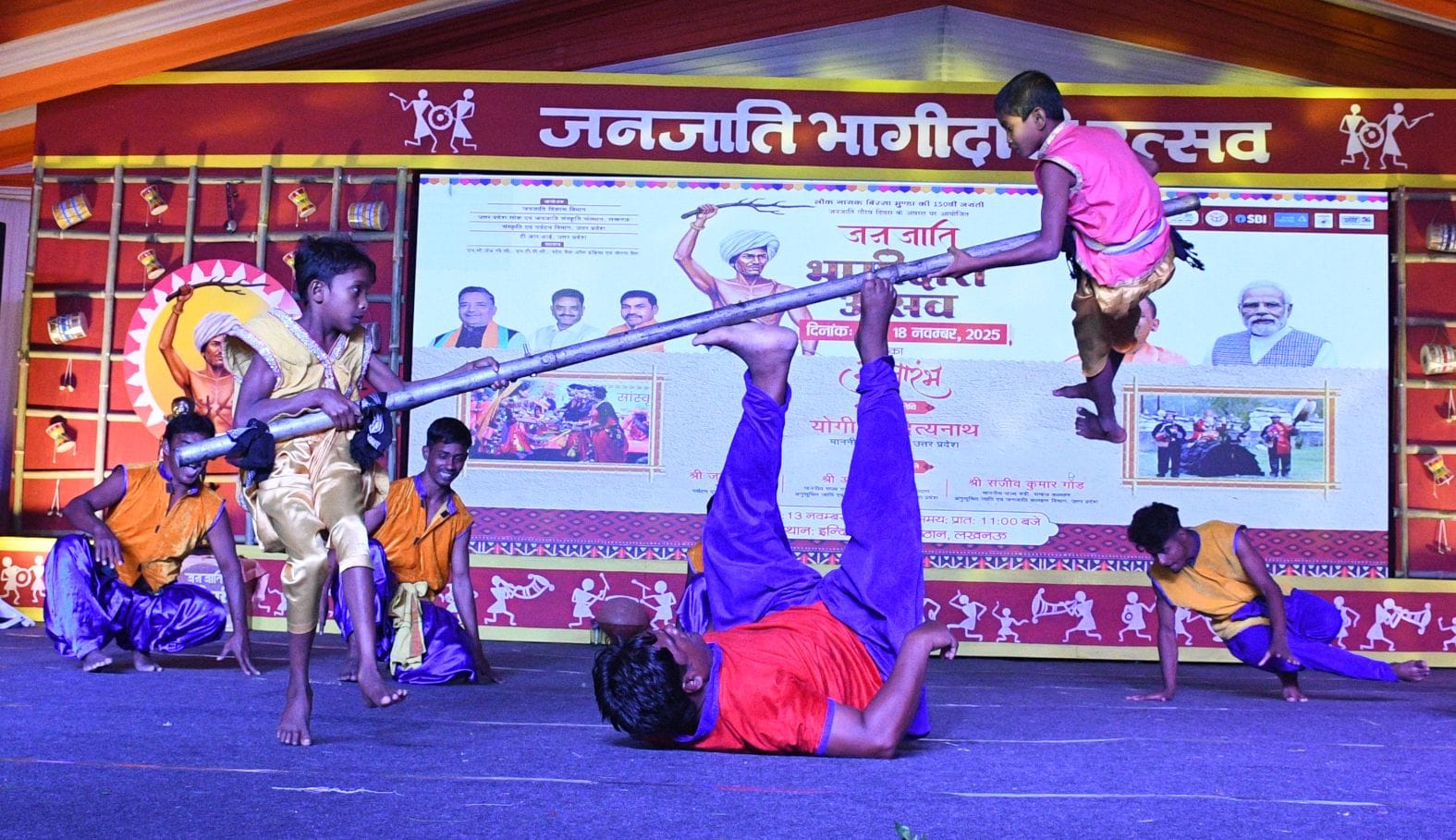 जनजाति कलाकारों ने परंपरागत और विविध जनजातीय नृत्य का प्रदर्शन कर दर्शकों को भी थिरकने पर मजबूर जनजाति कलाकारों ने परंपरागत और विविध जनजातीय नृत्य का प्रदर्शन कर दर्शकों को भी थिरकने पर मजबूर