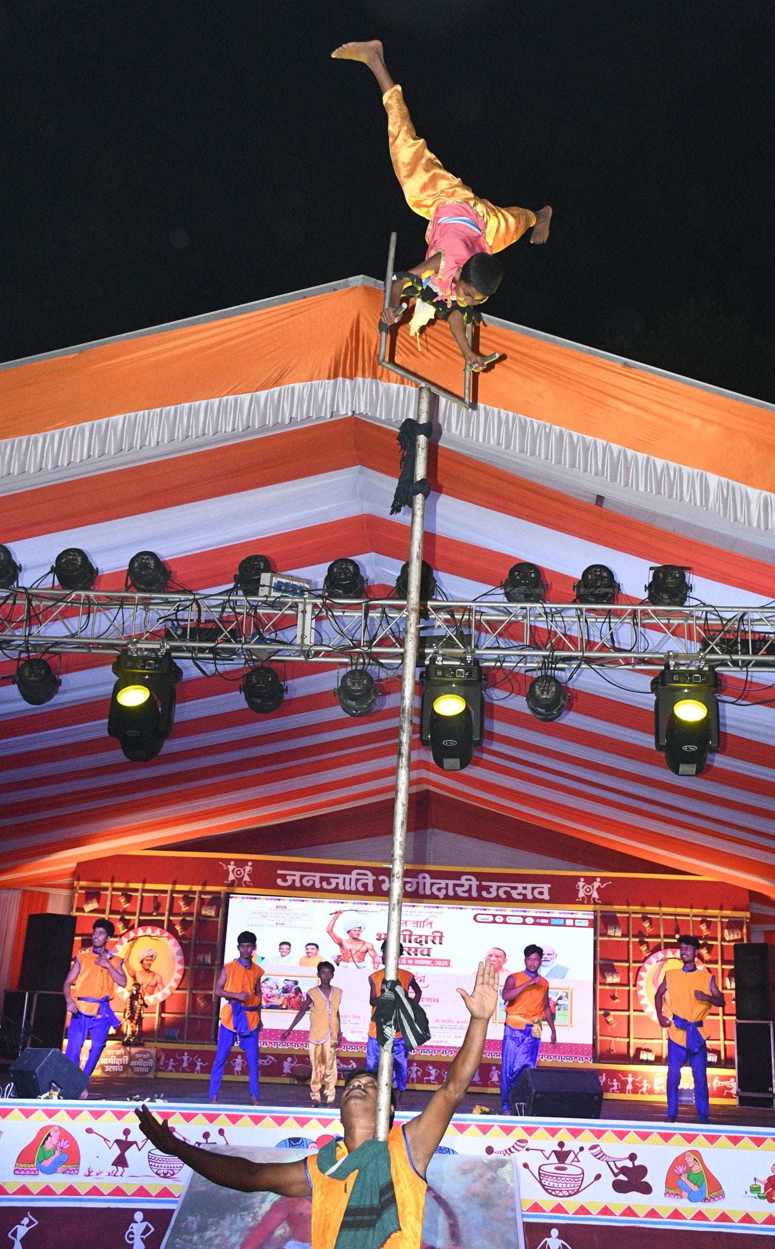 जनजाति कलाकारों ने परंपरागत और विविध जनजातीय नृत्य का प्रदर्शन कर दर्शकों को भी थिरकने पर मजबूर जनजाति कलाकारों ने परंपरागत और विविध जनजातीय नृत्य का प्रदर्शन कर दर्शकों को भी थिरकने पर मजबूर