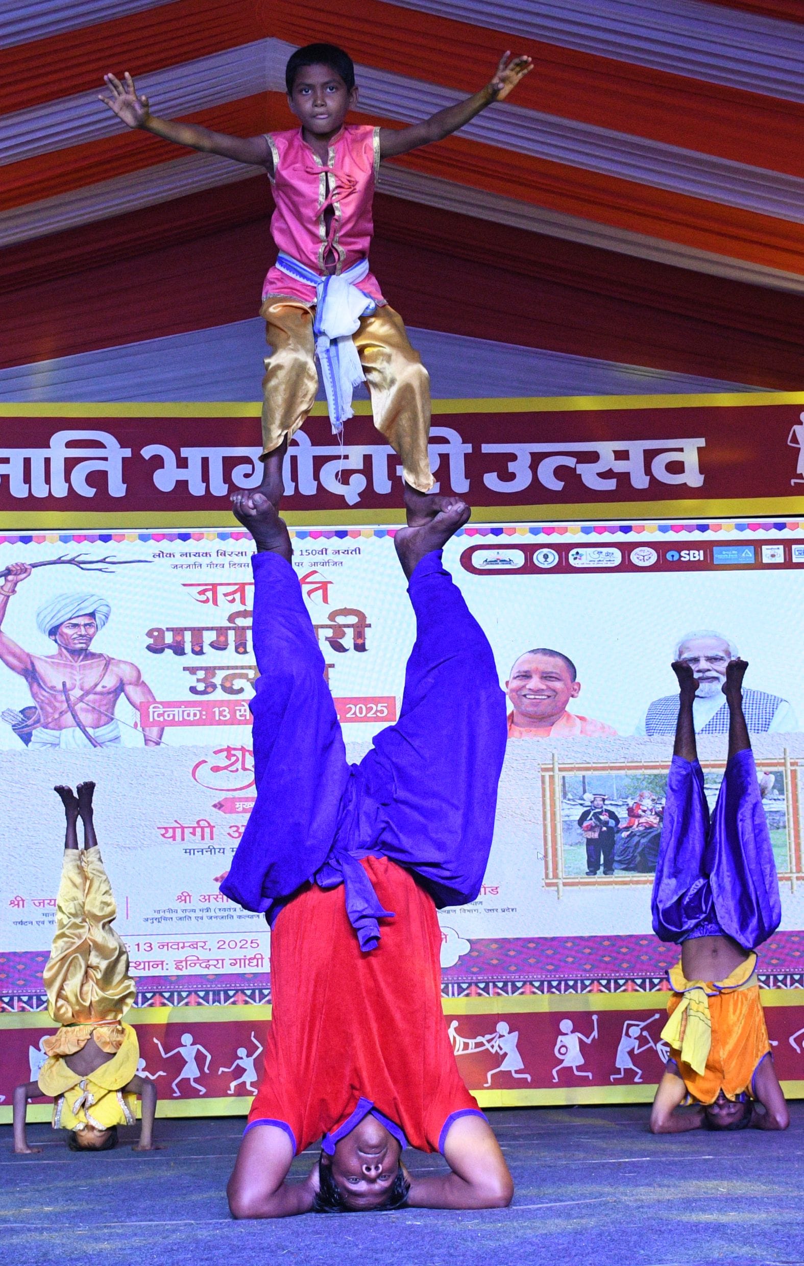 जनजाति कलाकारों ने परंपरागत और विविध जनजातीय नृत्य का प्रदर्शन कर दर्शकों को भी थिरकने पर मजबूर जनजाति कलाकारों ने परंपरागत और विविध जनजातीय नृत्य का प्रदर्शन कर दर्शकों को भी थिरकने पर मजबूर