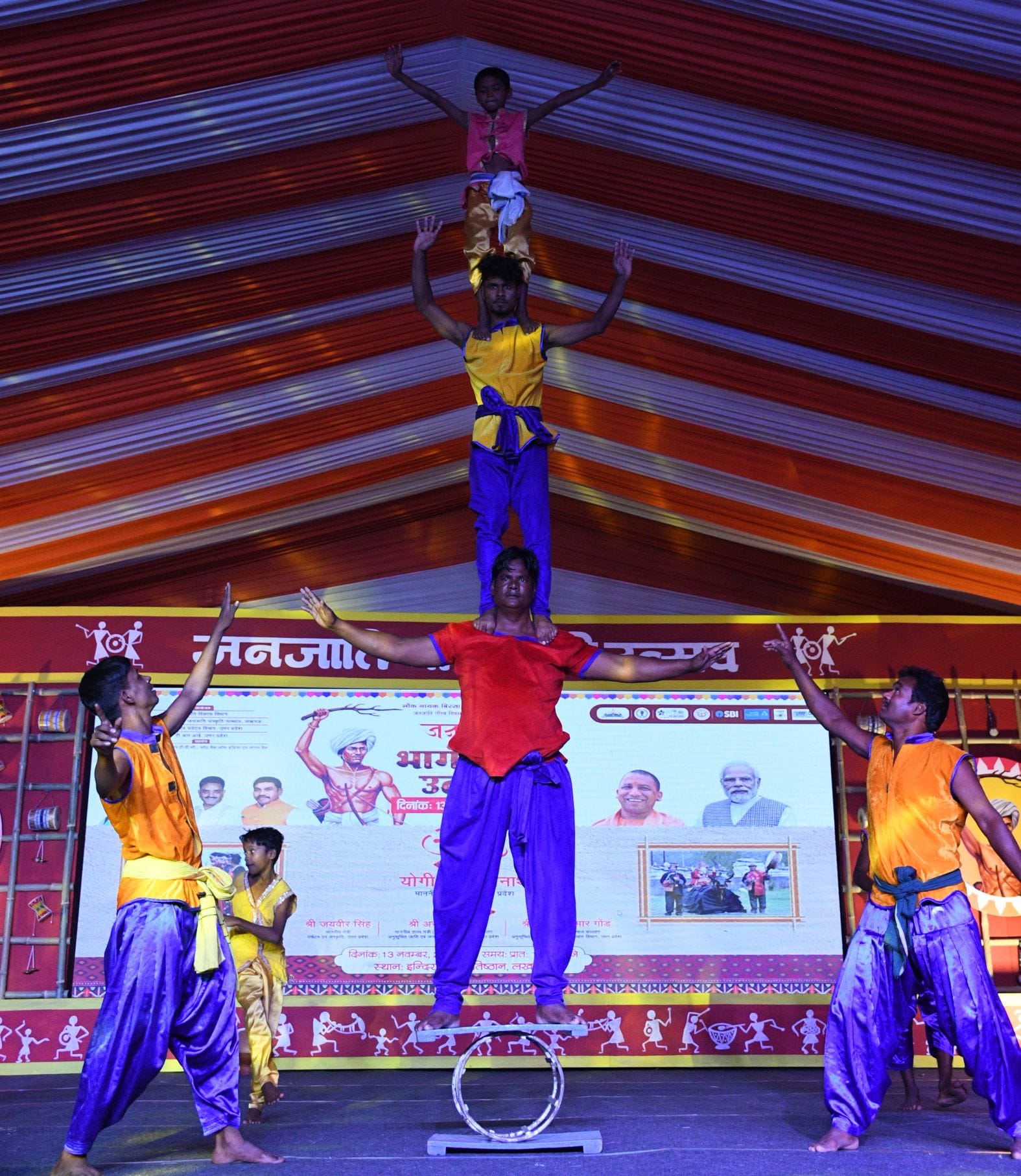 जनजाति कलाकारों ने परंपरागत और विविध जनजातीय नृत्य का प्रदर्शन कर दर्शकों को भी थिरकने पर मजबूर जनजाति कलाकारों ने परंपरागत और विविध जनजातीय नृत्य का प्रदर्शन कर दर्शकों को भी थिरकने पर मजबूर