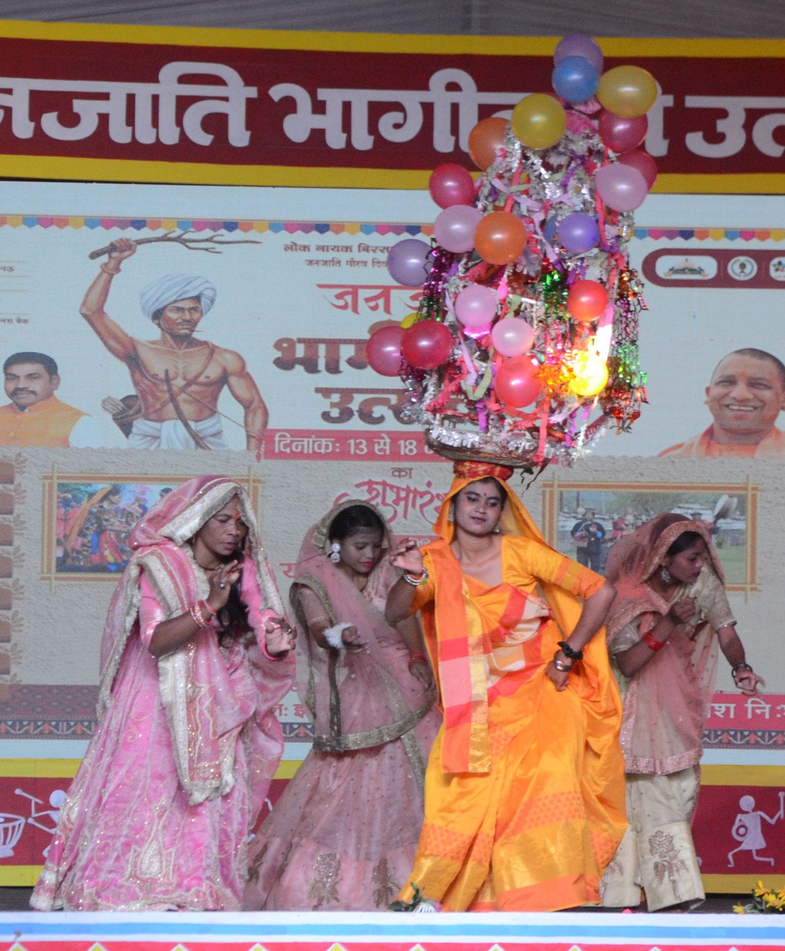 जनजाति कलाकारों ने परंपरागत और विविध जनजातीय नृत्य का प्रदर्शन कर दर्शकों को भी थिरकने पर मजबूर जनजाति कलाकारों ने परंपरागत और विविध जनजातीय नृत्य का प्रदर्शन कर दर्शकों को भी थिरकने पर मजबूर