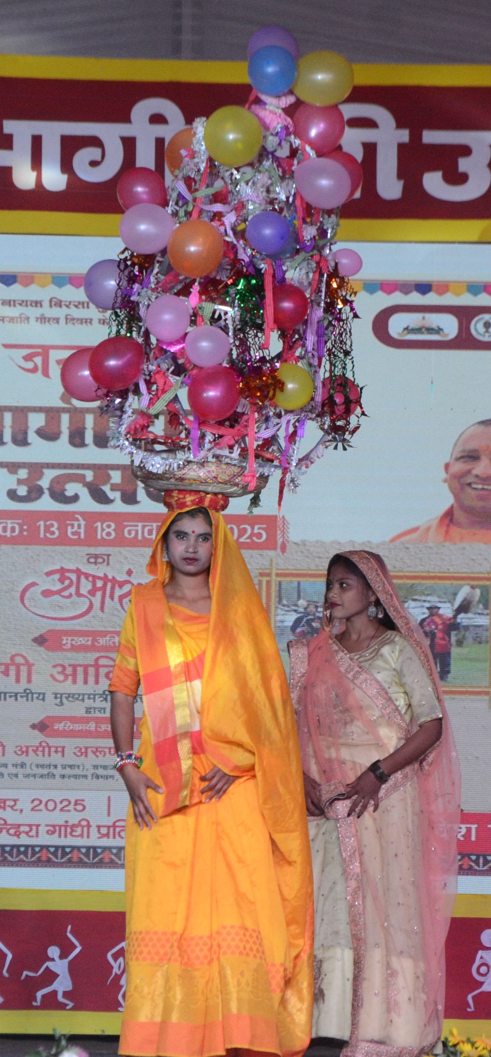 जनजाति कलाकारों ने परंपरागत और विविध जनजातीय नृत्य का प्रदर्शन कर दर्शकों को भी थिरकने पर मजबूर जनजाति कलाकारों ने परंपरागत और विविध जनजातीय नृत्य का प्रदर्शन कर दर्शकों को भी थिरकने पर मजबूर